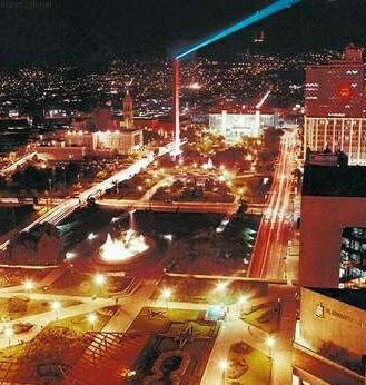 Macroplaza de noche