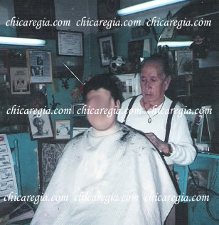 El peluquero Don Beto de la esquina de Padre Mier y Mina