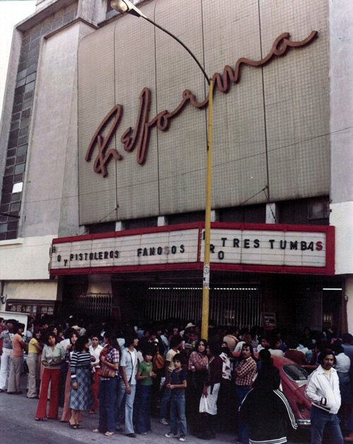 Cine reforma clientes fila gente afuera